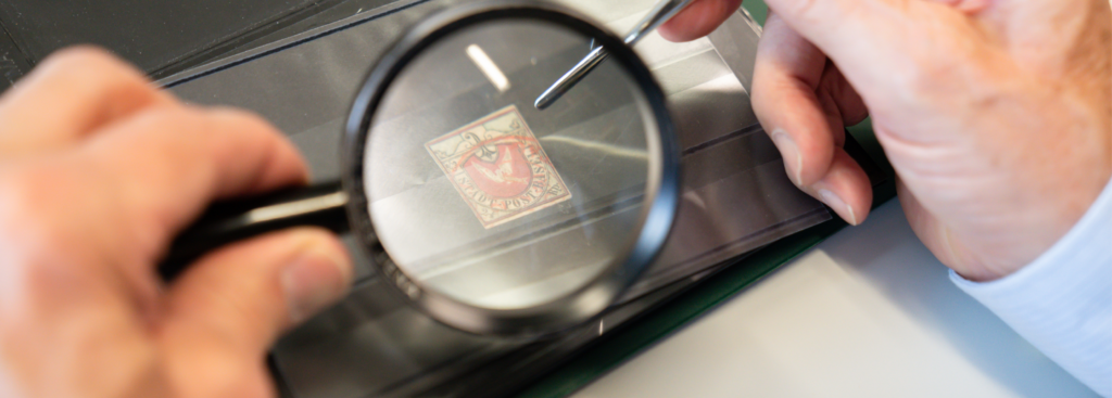 Philatelie-Experte schätzt ihre Briefmarken für das Auktionshaus Rapp